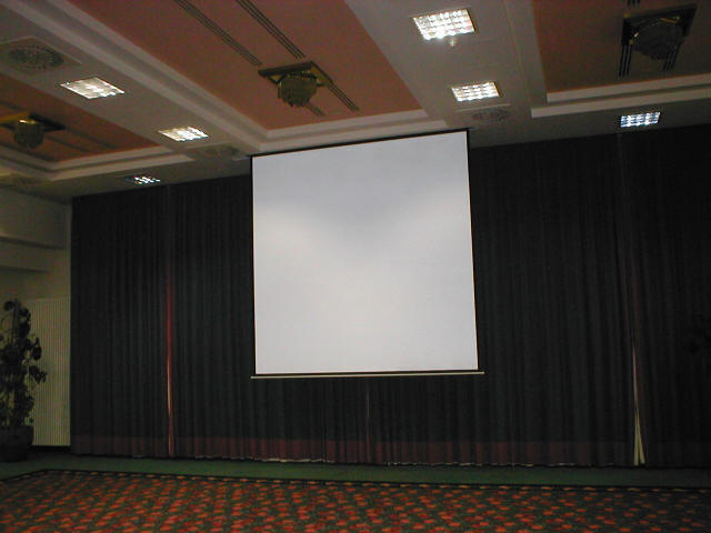 Beamer Leinwand im Konferenzraum